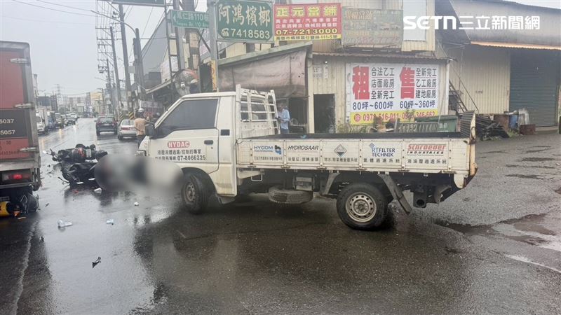 初步研判，疑似胡男駕駛自小貨於號誌為紅燈時右轉釀禍。（圖／翻攝畫面）