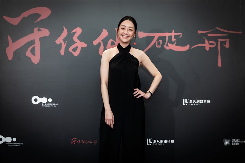 謝欣穎挑戰男性靈魂注入身體，表演到位讓導演和喜翔狂讚。（圖／曼尼娛樂提供）