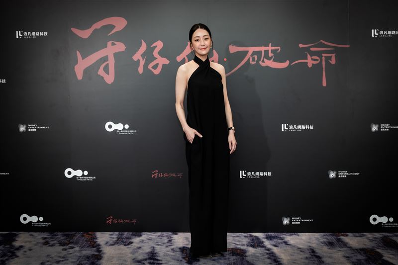 謝欣穎一人分飾兩角，首次挑戰男性角色。（圖／曼尼娛樂提供）