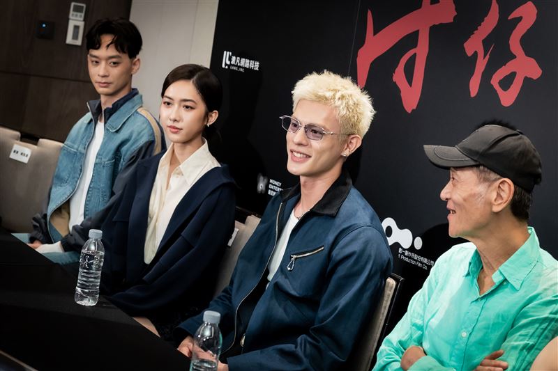 邱以太「頭髮、眉毛、睫毛全漂白」化身最帥符仔仙！赴澎湖向師父學習法術，苦背全台語符咒。（圖／曼尼娛樂提供）