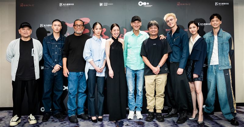 《符仔仙・破命》出品人張威縯（左起）、王碩瀚、監製 李屏賓、蔡南筠、謝欣穎、喜翔、導演 姚宏易、邱以太、何思靜、林志謙