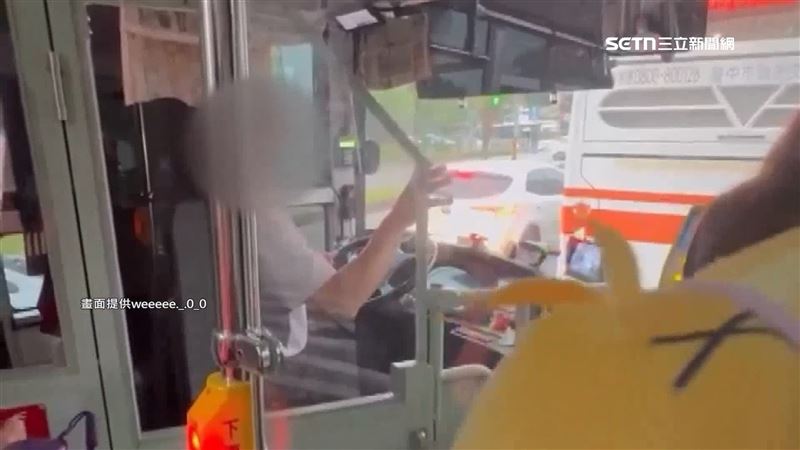 台中131路公車學生們正在聊外星人的話題，司機覺得很有趣因此加入。（畫面提供／weeee._.0_0）