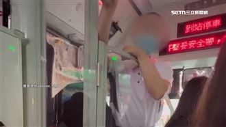 等號誌站著聊天！公車司機高談闊論外星人