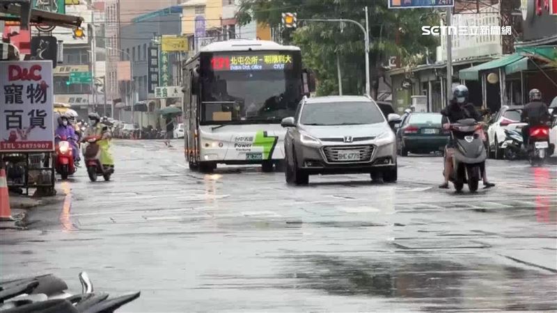 乘客聊天之餘還是要以行車安全為重