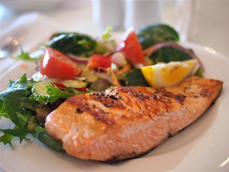 鮭魚富含Omega-3脂肪酸與優質蛋白，有助調整脂質代謝。（示意圖／PIXABAY）