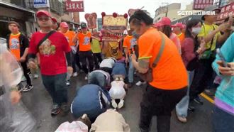 跟隨雨水媽！神童團備「特製花斗笠」防雨