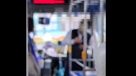 婦人搭公車質疑司機「過站不停」，讓司機當場情緒崩潰暴哭。（圖／翻攝爆料公社、Threads＠wjsscc._.830）