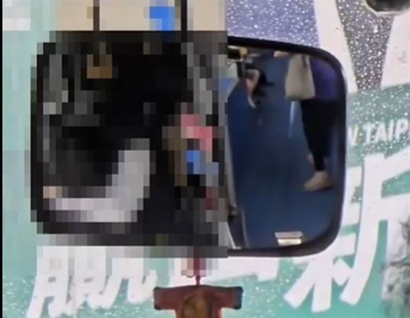 婦人搭公車質疑司機「過站不停」，讓司機當場情緒崩潰暴哭。（圖／翻攝爆料公社、Threads＠wjsscc._.830）