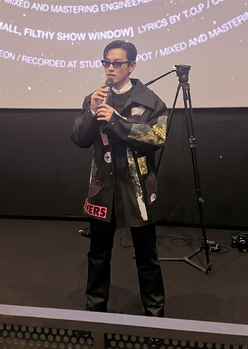 T.O.P好一陣子才返回現場，並開始說明歌曲初衷。（圖／翻攝自韓網）