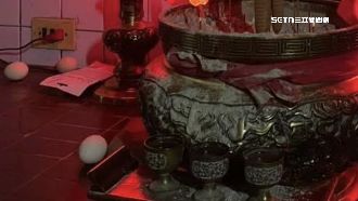 母雞金爐內下蛋！信眾驚喜：金雞母下金蛋