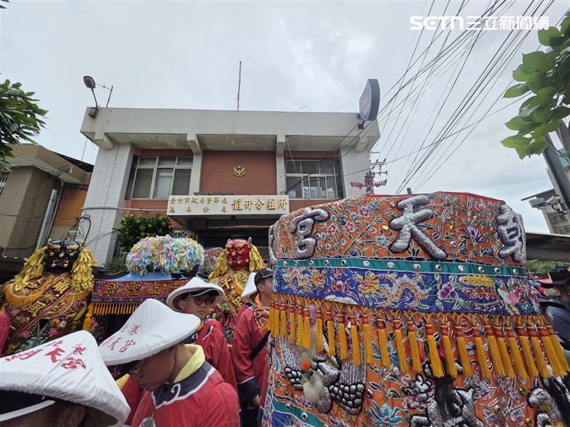 大甲媽回鑾行經龍井分駐所前，巧遇北港媽、梧棲媽會香，形成「三媽世紀同框」。（圖／翻攝畫面）