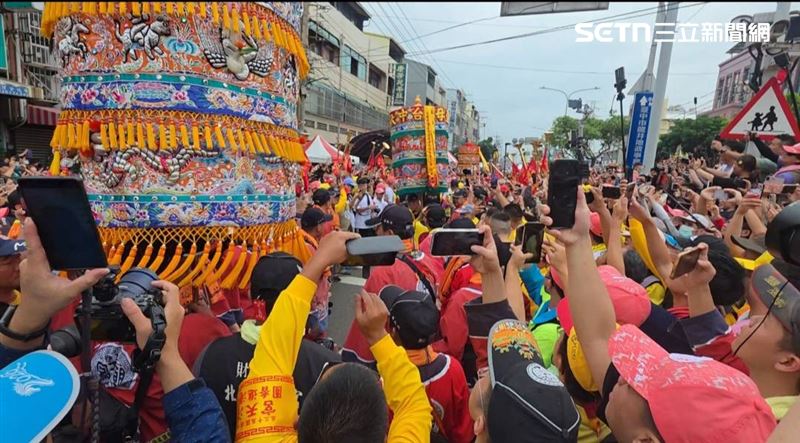 25日下午1時許，龍井分駐所前出現「三媽世紀同框」畫面，現場湧入上萬信眾。（圖／翻攝畫面）