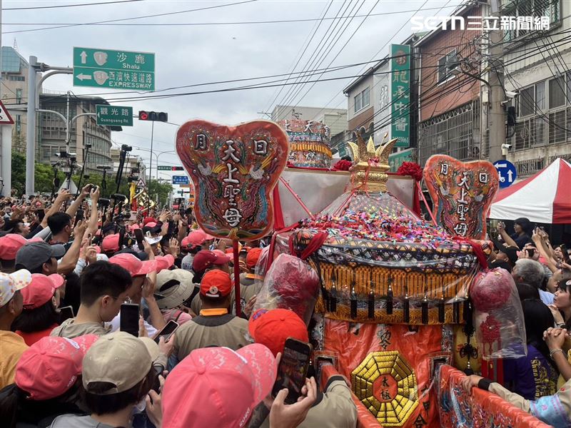 25日下午1時許，龍井分駐所前出現「三媽世紀同框」畫面，現場湧入上萬信眾。（圖／翻攝畫面）