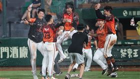 統一獅陳聖平送回再見分。（圖／統一獅提供） 