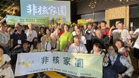 迎接非核家園晚會  台電大樓前登場（1）台灣環境保護聯盟17日晚間重回反核運動指標性地點台電大樓前舉辦「迎接非核家園」晚會，這裡是1988年環盟在台北舉辦首次反核遊行的重要地點，與會眾人合影。中央社記者吳欣紜攝  114年5月17日
