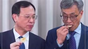 衛福部長石崇良、農業部長陳駿季（左至右）合體拍攝影片，強調針對輸入的馬鈴薯將在邊境查驗、後市場抽驗上雙重把關，「比阿嬤挑菜還嚴格」，兩人還大啖洋芋片，直說「不錯吃」。（圖／翻攝自農業部粉專）