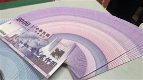 政府重金懸賞揪「洗產地」不法！經濟部預告修法將精神獎勵改為20%罰鍰獎金，年度上限180萬；財政部自貿港區檢舉獎金更高達480萬。透過保密機制鼓勵全民舉報，公私協力捍衛MIT信譽。 （圖／記者師瑞德攝影）