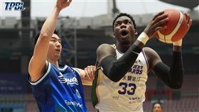 台啤雲豹洋將迪亞洛轟進31分18籃板。（圖／TPBL提供） 