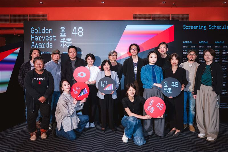 金穗48評審們與文化部影視及流行音樂產業局副局長呂美莉。（圖／金馬執委會提供）
