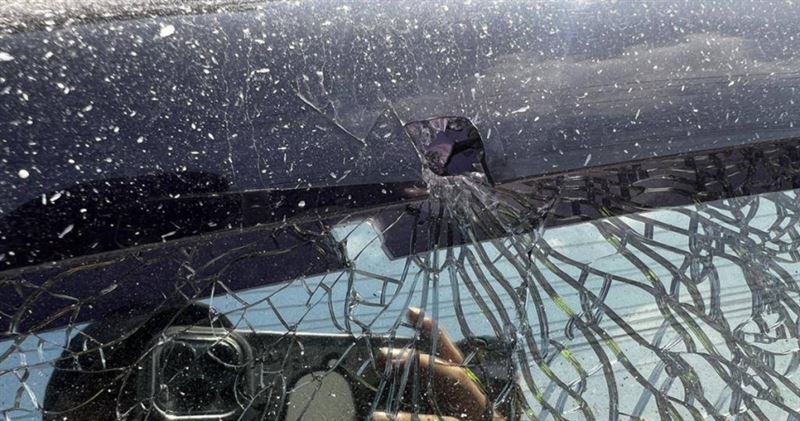台中4名男子涉嫌持空氣槍沿路隨機掃射，造成車窗及店家玻璃受損。（圖／翻攝畫面）