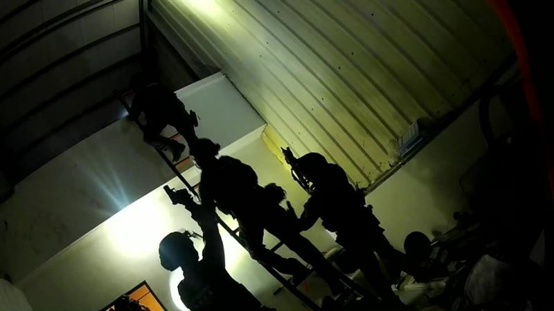 警方深夜攻堅循線逮人，並查扣空氣槍、鋼珠彈等證物。（圖／翻攝畫面）