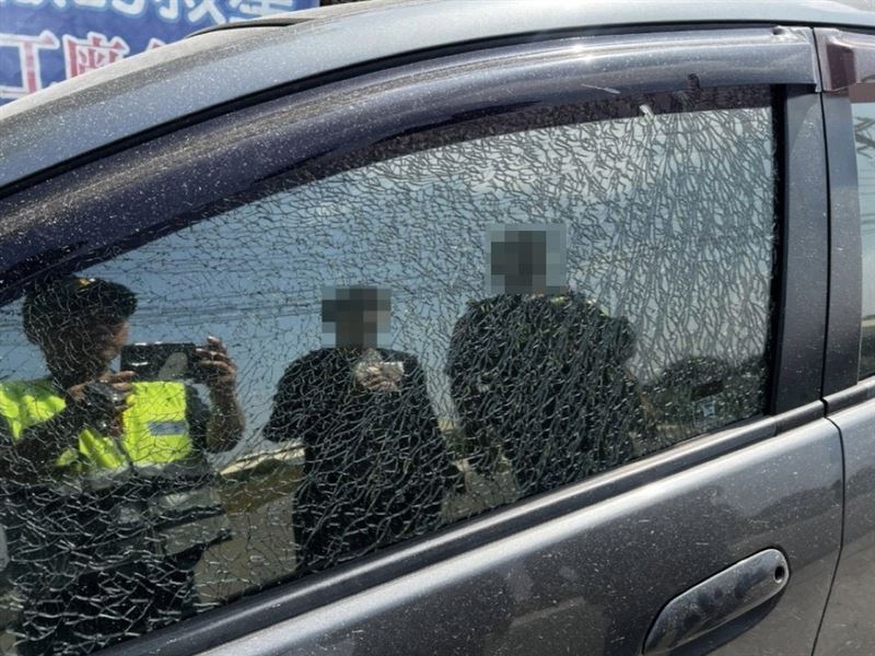 台中4名男子涉嫌持空氣槍沿路隨機掃射，造成車窗及店家玻璃受損。（圖／翻攝畫面）