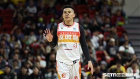 TPBL例行賽，攻城獅高國豪帶球過半場。（圖／記者劉彥池攝影）