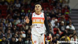 TPBL例行賽，攻城獅高國豪帶球過半場。（圖／記者劉彥池攝影）