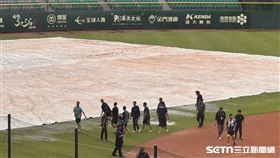 亞太棒球場賽前出現積水狀況。（圖／記者黃耿誼攝影）