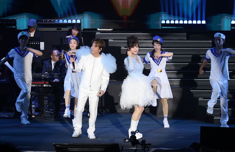 龍千玉演唱會邀請弟弟江志豐（左）擔任嘉賓。（圖／瑞揚創意提供）