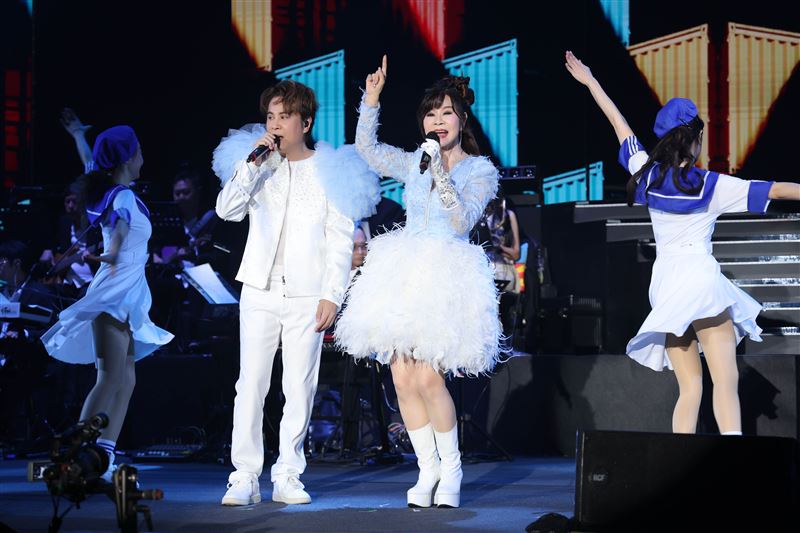 龍千玉演唱會邀請弟弟江志豐（左）擔任嘉賓。（圖／瑞揚創意提供）