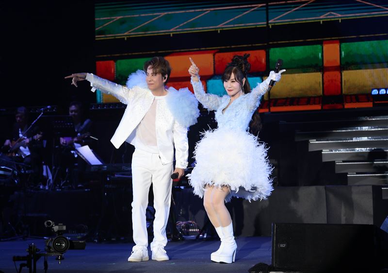 龍千玉演唱會邀請弟弟江志豐（左）擔任嘉賓。（圖／瑞揚創意提供）