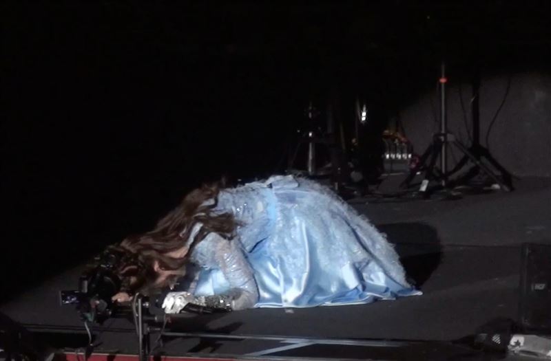 龍千玉下跪感謝媽媽養育之恩。（圖／瑞揚創意提供）