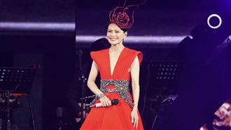 周蕙唱一半出事　「禮服沒扣好」辣成這樣