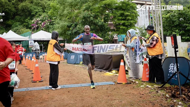 21公里半馬男子組由肯亞選手Job Minacho Kamonde奪得冠軍。（圖／翻攝畫面）