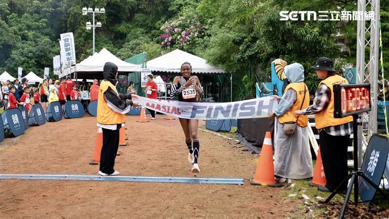 女子組也是由肯亞國選手以1小時29分摘下后冠。（圖／翻攝畫面）