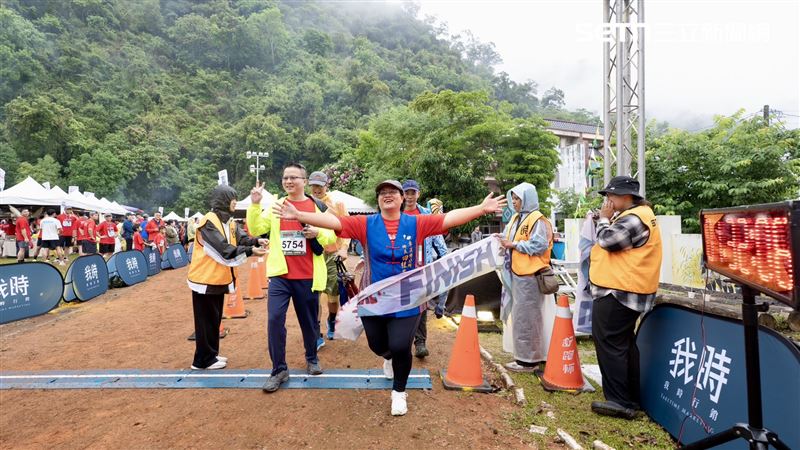 卓溪鄉長田桂花衝線，迎來掌聲。（圖／翻攝畫面）