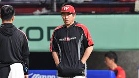 味全龍總教練葉君璋和主審抗議雨勢過大。（圖／味全龍提供） 