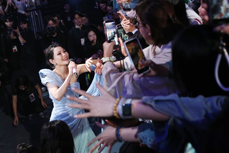 周蕙走進觀眾席，與歌迷近距離互動。（圖／寬宏藝術提供）