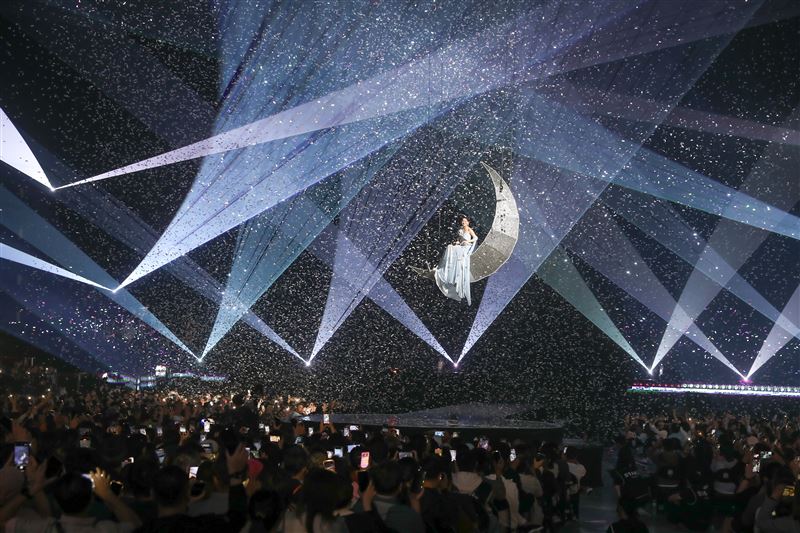 周蕙演唱會道具故障，一度卡在半空中。（圖／寬宏藝術提供）