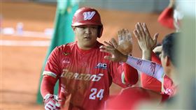 味全龍外野手王順和敲出超前三壘安打。（圖／味全龍提供）