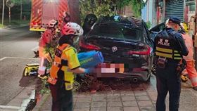 新竹,北區,BMW休旅車「暴衝撞斷路樹」男駕駛受困無心跳了（圖／翻攝畫面）