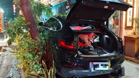 新竹市北區晚間發生BMW休旅車因不明原因暴衝上人行道事故。（圖／翻攝畫面）
