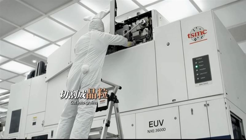 影片最後藏彩蛋，台積電無塵衣變成兔子裝，讓不少眼尖的網友笑翻。（圖／翻攝自YOUTUBE@unclehouse77）