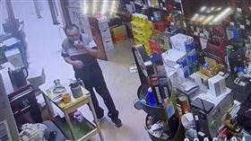 台中豐原68歲林姓鄰長涉嫌趁菸酒行老闆娘煮飯時，2度打開收銀台竊取現金。（圖／翻攝畫面）