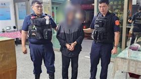 苗栗竹南一戶民宅凌晨遭男子闖入行竊，警方調閱監視器後，迅速鎖定轄區黃姓慣竊並拘提到案。（圖／翻攝畫面）