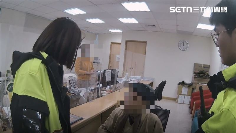 俗姓謝、身穿袈裟的和尚表示，他要解除外幣美金6萬元（約新臺幣192萬元）定存，作為前往越南生活之用。（圖／翻攝畫面）