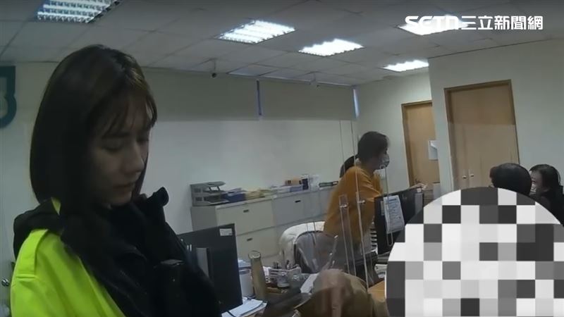 台東警分局中興派出所正妹女警勸說險上當的和尚。（圖／翻攝畫面）