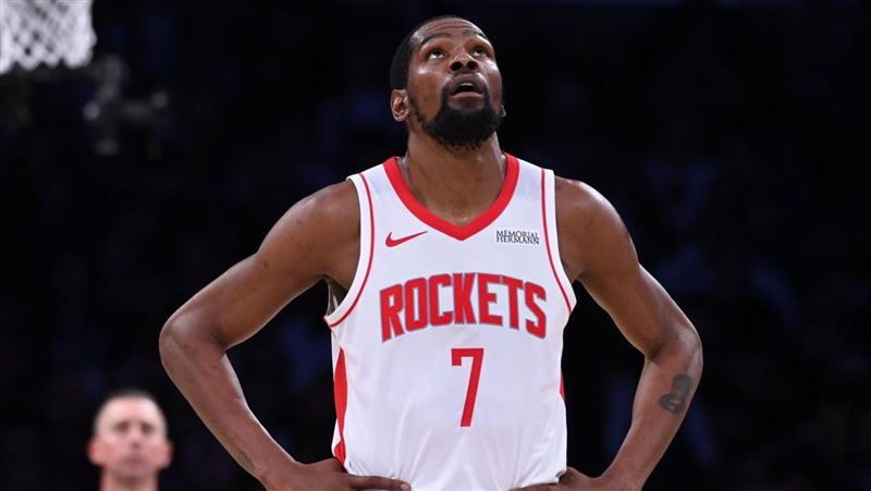 休士頓火箭隊26日宣布，明星領袖杜蘭特（Kevin Durant）的左腳踝傷勢雖有進步，但27日對陣洛杉磯湖人隊的出賽狀態仍被列為「出賽成疑Questionable）」。（圖／翻攝自X平台 @nypost）