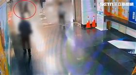 台北松山車站15日晚間發生隨機攻擊，一名女子遭李姓男子揮拳猛擊頭部。（圖／翻攝畫面）